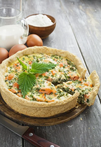 Pastel de quiche con pescado y ortigas —  Fotos de Stock