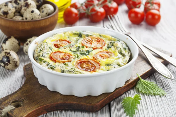 Huevos de codorniz revueltos con ortiga y tomates cherry — Foto de Stock