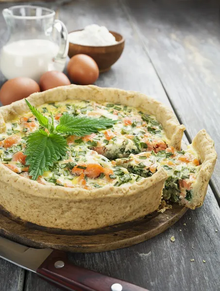 Pastel de quiche con pescado y ortigas —  Fotos de Stock