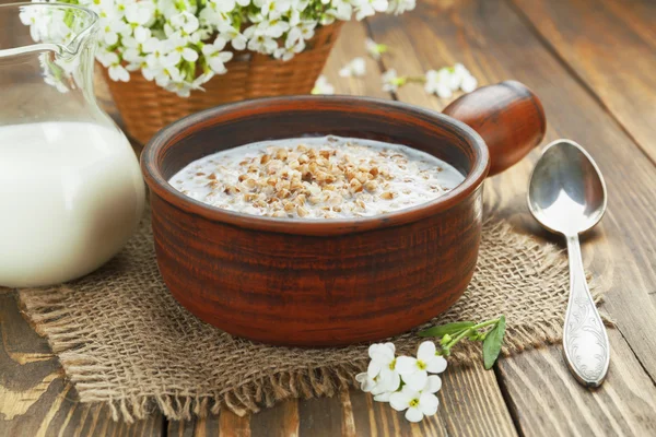 Porridge di grano saraceno con latte — Foto Stock