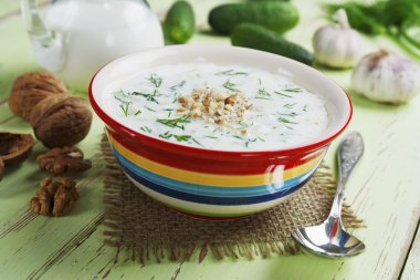 salatalık, yoğurt ve ceviz ile yaz çorbası