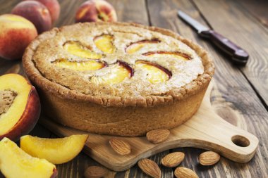 şeftali ve badem ile pasta