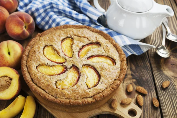 Tarta con melocotones y almendras —  Fotos de Stock