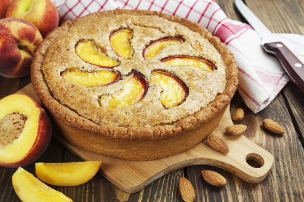 Пиріг з персиками і мигдалем — стокове фото