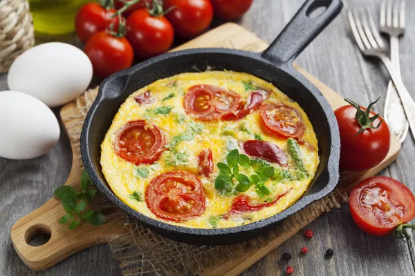 Omelette aux légumes et fromage. Frittata — Photo