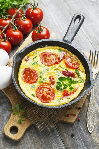 Omelette aux légumes et fromage. Frittata — Photo