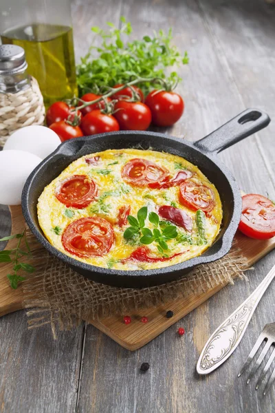 Omelet with vegetables and cheese. Frittata — Stock Photo, Image