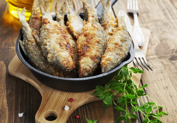 Жареная рыба в сковороде — стоковое фото