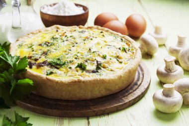 pasta mantar, tavuk ve otlar