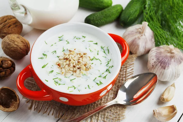 Letní polévka s okurky, jogurt a vlašské ořechy — Stock fotografie