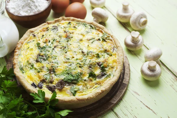 Kuchen mit Pilzen, Hühnchen und Kräutern — Stockfoto