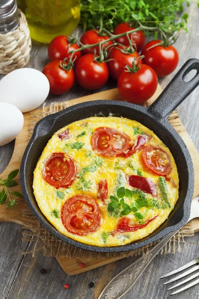 Omlet z warzywami i serem. Frittata — Zdjęcie stockowe