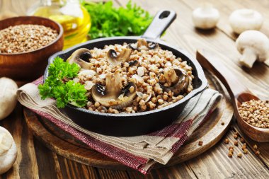 Mantarlı karabuğday lapası.