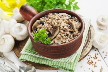 Mantarlı karabuğday lapası.