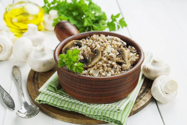 Mantarlı karabuğday lapası.