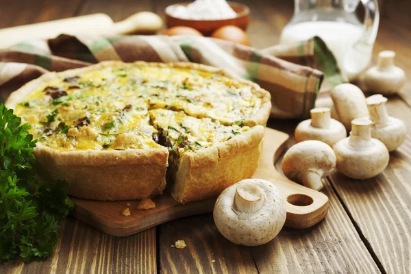 Pie with mushrooms, chicken and herbs — Stock Photo, Image