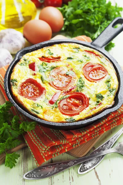 Omelett mit Gemüse und Käse. Frittata — Stockfoto