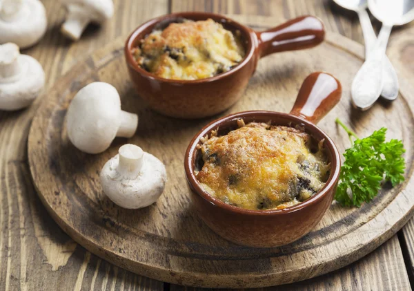 Funghi al forno con formaggio — Foto Stock