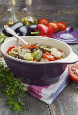 Seramik tencere içinde pişmiş sebze