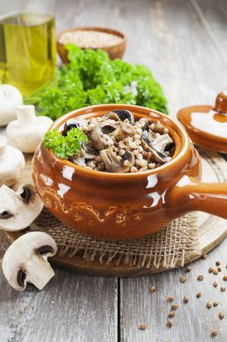 Mantarlı karabuğday lapası.