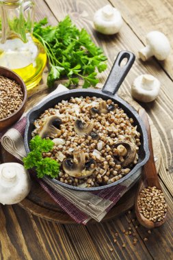 Mantarlı karabuğday lapası.