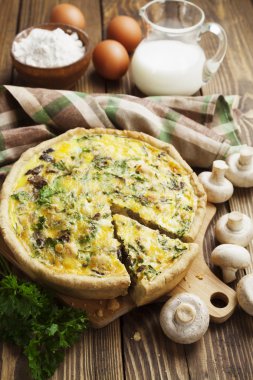pasta mantar, tavuk ve otlar