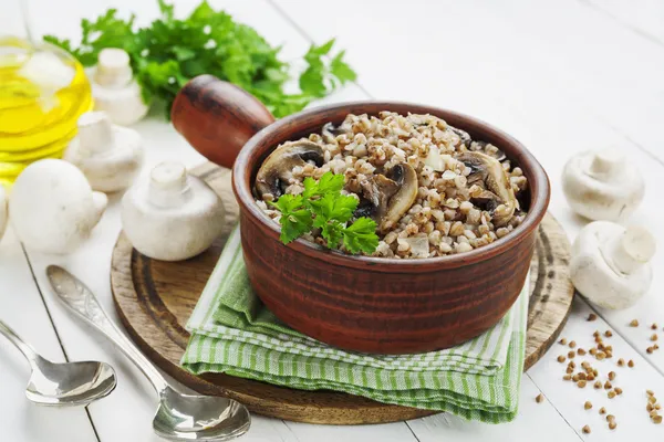 Porridge di grano saraceno con funghi — Foto Stock