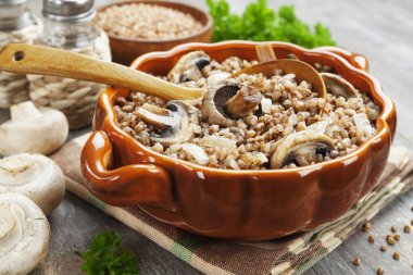 Mantarlı karabuğday lapası.