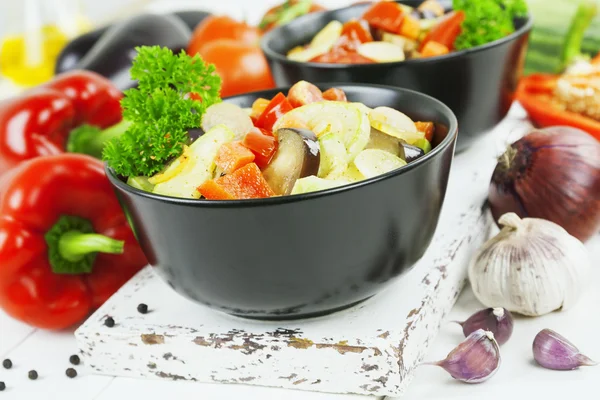 Ångade grönsaker i keramiska potten — Stockfoto