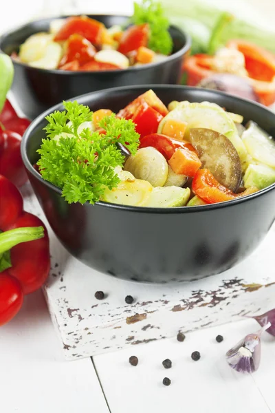 Warzywa na parze w puli ceramiczne — Zdjęcie stockowe