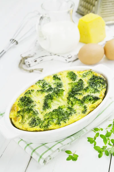 Brokkoli, gebacken mit Käse und Ei — Stockfoto