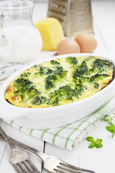 Brokkoli, gebacken mit Käse und Ei — Stockfoto