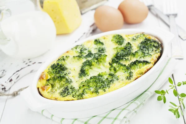 brokoli, peynir ve yumurta ile pişmiş