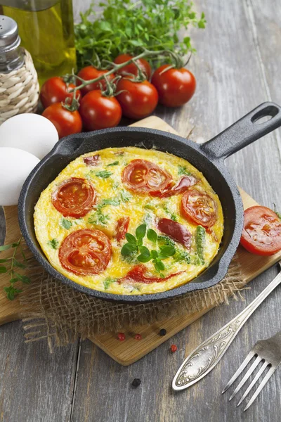 Omelet with vegetables and cheese. Frittata — Stock Photo, Image