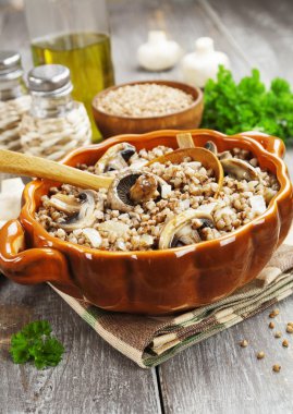 Mantarlı karabuğday lapası.