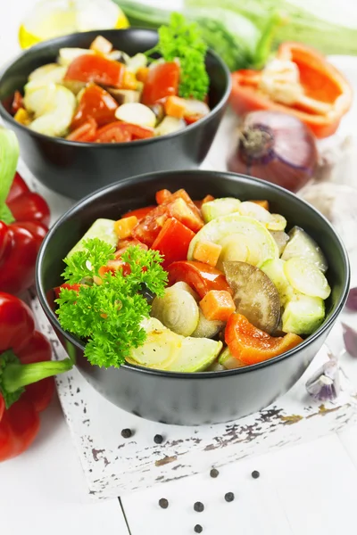 Steamed vegetables in the ceramic pot — Stock Photo, Image