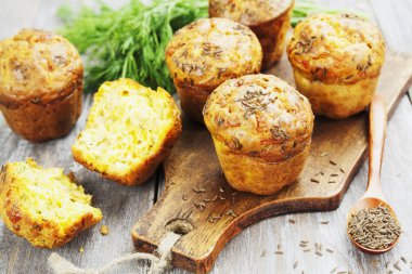 peynir, dereotu ve kimyon ile cupcakes 