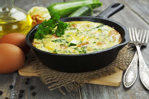 Gebackene Zucchini mit Hühnchen und Kräutern — Stockfoto