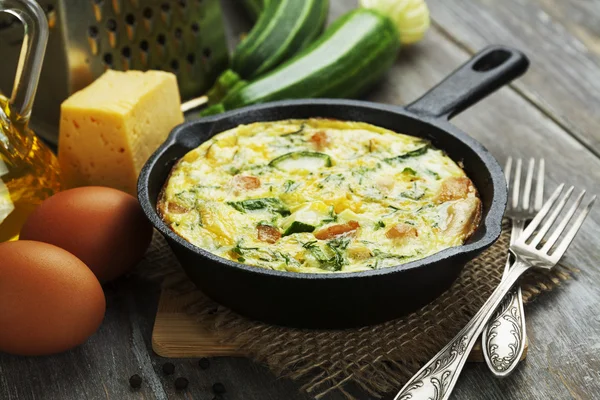 Gebackene Zucchini mit Hühnchen und Kräutern — Stockfoto