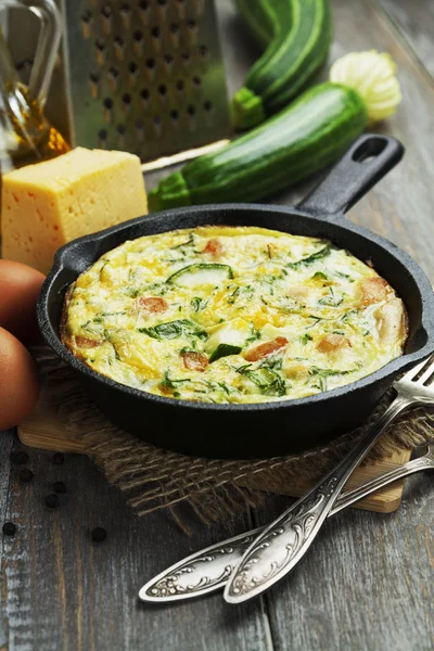 Gebackene Zucchini mit Hühnchen und Kräutern — Stockfoto