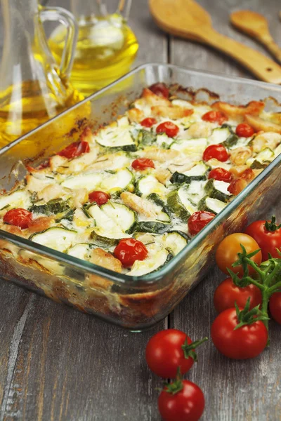 Zucchini gebacken i mit Huhn, Kirschtomaten und Kräutern — Stockfoto