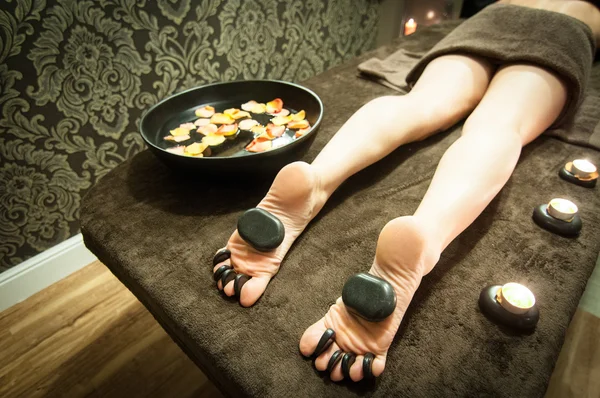 Masaje con piedras calientes — Foto de Stock
