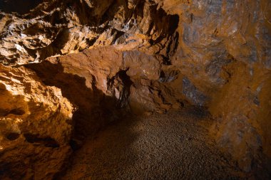 Mağaranın içi. Eski taş oluşumları. Turistik yürüyüş rotası. Gezinti ve eğlence anlayışı. (Cuceler magarasi) Tirilar, Sapadere, Alanya