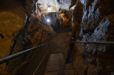 Mağaranın içi. Eski taş oluşumları. Turistik yürüyüş rotası. Gezinti ve eğlence anlayışı. (Cuceler magarasi) Tirilar, Sapadere, Alanya