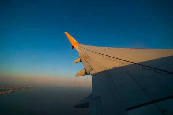 Blick Auf Den Flügel Des Flugzeugs Durch Das Fenster Sonnenuntergang — Stockfoto