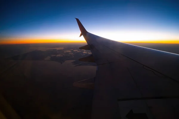 Zicht Vleugel Van Het Vliegtuig Door Het Raam Zonsondergang Wolken — Stockfoto
