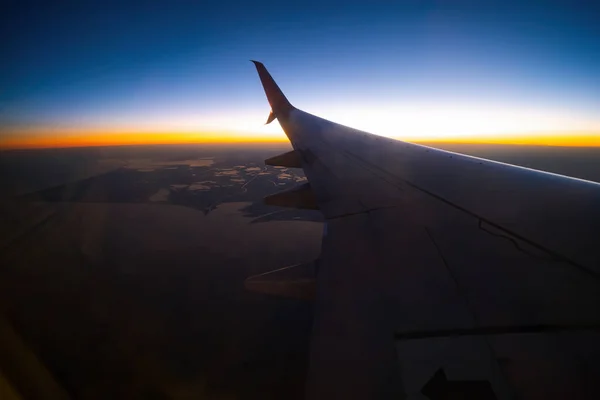 Vista Del Ala Del Avión Través Ventana Puesta Sol Nubes —  Fotos de Stock