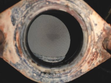 Katalizör, araç egzoz gazı nötrleştiricisi. Yakın çekim görüntüsü. Zararlı maddeler için emisyon standartları. Değerli metaller.