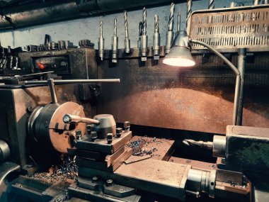 Değirmen makinesi, profesyonel metal çevirici işyeri. Hiç kimse. eski büyük birimler.
