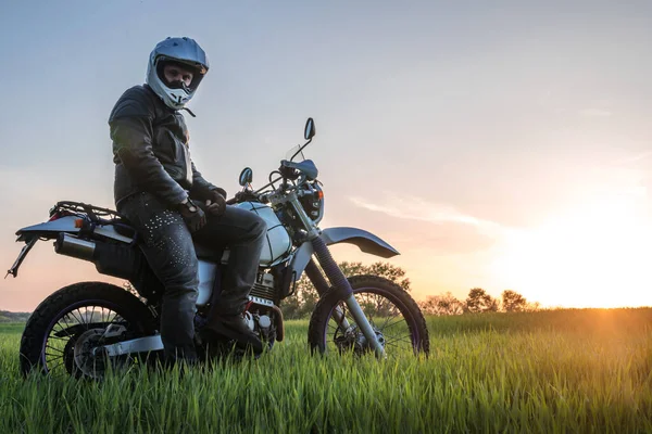 Yeşil çimlerin üzerinde motosikletçi, dayanıklı, ekstrem spor, aktif yaşam tarzı, macera turu konsepti, enduro açık hava